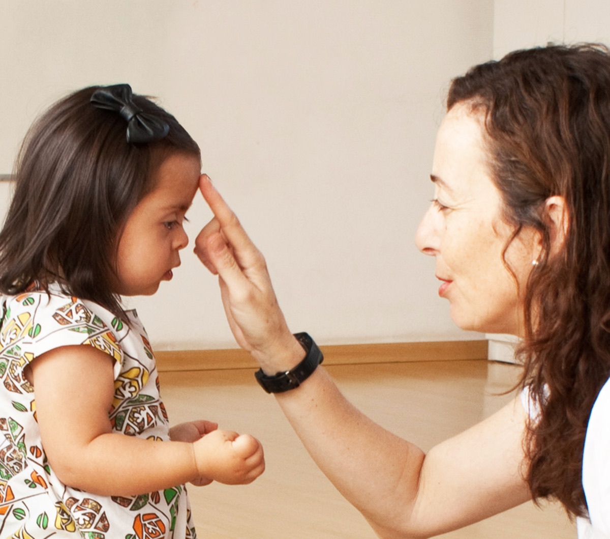 Professora e criança pequena numa aula de musicalização
