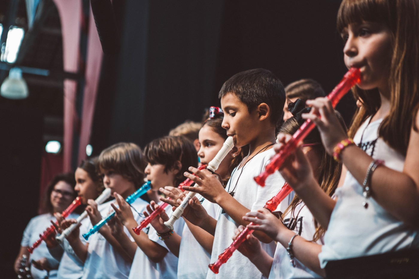 Crianças tocando flauta doce numa apresentação